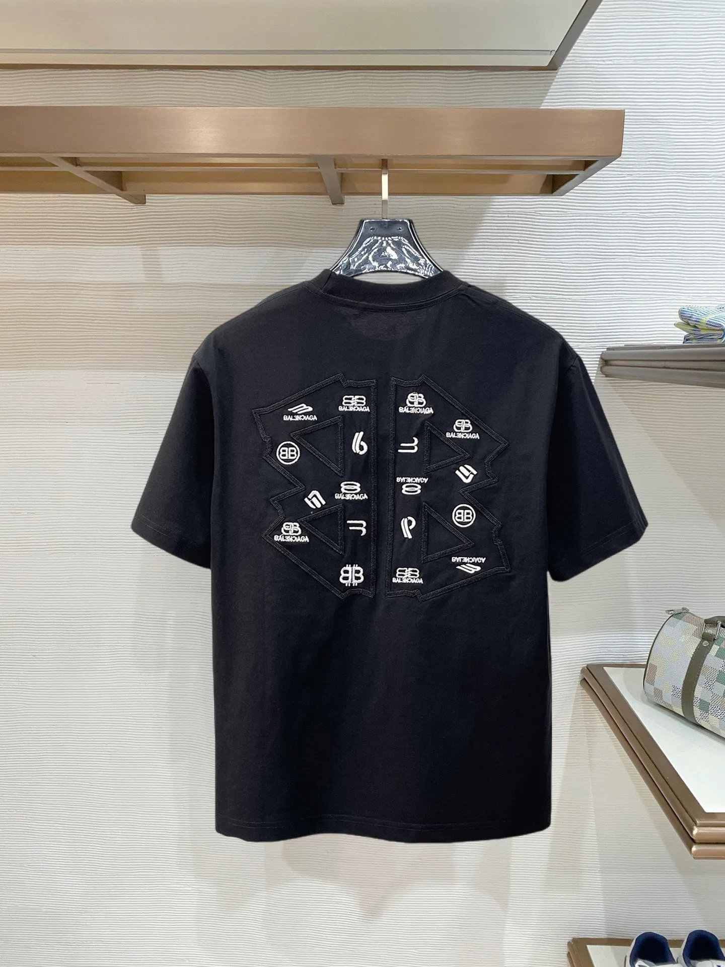 Balenciaga's high-end top-quality products 🐮2026 Spring and Summer New Arrival first counter, the latest New Arrival short-sleeved round neck T-shirt, Premium customized design, avant-garde and fashionable! Brand logo heavy craftsmanship design Premium customized 260g fabric. Soft to the touch. Comfortable to wear. Counter-level exquisite stitching. Fine workmanship. The upper body effect is incomparably handsome! A must-have item for men and women with the same style! Sizes: S~XXL When placing an order, please state your height and weight. The maximum wearing size is 210 pounds (one size larger)